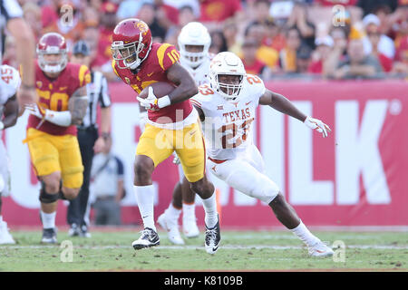 Los Angeles, CA, US, USA. 16 Sep, 2017. 16 septembre 2017 : le receveur USC Trojans Velus Jones Jr. (23) se casse une tentative de s'attaquer aux Texas longhorns linebacker Jeffrey McCulloch (23) dans le jeu entre le Texas longhorns et l'USC Trojans, le Los Angeles Memorial Coliseum de Los Angeles, CA. Peter Renner and Co/ Zuma Service Fil Crédit : Peter Renner and Co/ZUMA/Alamy Fil Live News Banque D'Images