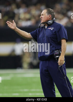 La Nouvelle-Orléans, Louisiane, Etats-Unis. Sep 17, 2017. New England Patriots Head coach Bill Belichick hurle dans les coulisses pendant que joue contre les Saints de la Nouvelle Orléans à la Mercedes-Benz Superdome à La Nouvelle-Orléans, Louisiane USA le 17 septembre 2017. Crédit : Dan Anderson/ZUMA/Alamy Fil Live News Banque D'Images
