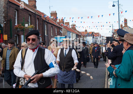 Sheringham norfolk, Royaume-Uni. 17 septembre, 2017. Des centaines de personnes habillés en vêtements vintage pour la North Norfolk 1940 Chemin de fer de semaine. l'événement s'est terminé par un défilé dans la ville le dimanche après-midi. crédit : stephanie humphries/Alamy live news Banque D'Images