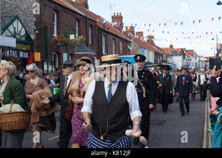Sheringham norfolk, Royaume-Uni. 17 septembre, 2017. Des centaines de personnes habillés en vêtements vintage pour la North Norfolk 1940 Chemin de fer de semaine. l'événement s'est terminé par un défilé dans la ville le dimanche après-midi. crédit : stephanie humphries/Alamy live news Banque D'Images