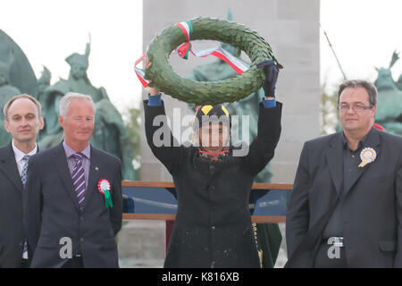 Budapest. Sep 17, 2017 rider chinois. bayier bate (2e r) célèbre après avoir remporté la course internationale de la 10ème galop national à Budapest, Hongrie sur sept. 17, 2017. crédit : attila volgyi/Xinhua/Alamy live news Banque D'Images