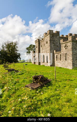 L'imposture château folly (construit c1746) et ornementales cannon au-dessus de la colline du Château, maison et jardins près de Brayford, North Devon, England, UK Banque D'Images