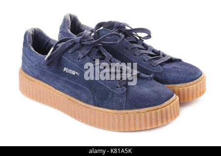 Samara, Russie - le 27 août 2017 : blue puma sneakers sur semelles haute en gris et bleu, montrant le logo puma wite et illustratifs, editorial Banque D'Images