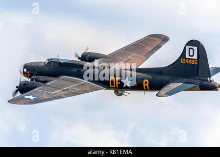 Un Boeing B-17 Flying Fortress survole Joint Base Andrews, dans le Maryland, au cours de la 2017 Andrews Air Show : Banque D'Images