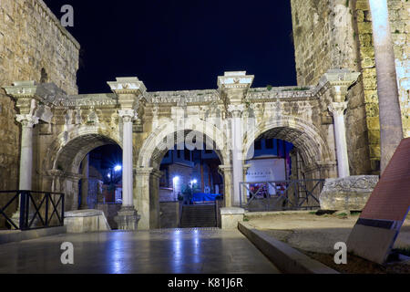 La porte d'Hadrien historique dans la vieille ville d'Antalya la nuit, construit en 130 AD dans l'honneur de l'empereur romain Hadrien. La Turquie. Banque D'Images