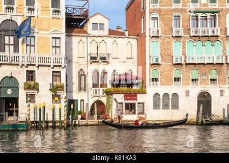 Tour romantique sur le Grand Canal en gondole dans la lumière du soir, Venise, Italie, en face de l'hôtel Al Ponte Antico à Cannaregio Banque D'Images