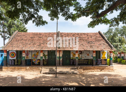 Mysore, Inde - le 27 octobre 2013 : le gouvernement de l'école primaire supérieure des capacités dans le cadre de toit en tuiles rouges et aux murs peints avec des images hautes en couleur et de textes Banque D'Images