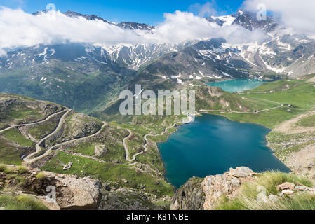 Colle del nivolet pass road, en face du lago lago serru agnel, derrière, parc national du Gran Paradiso, Ceresole Reale, Piémont Banque D'Images