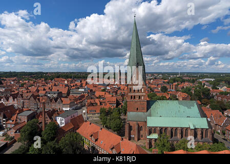 Vue de l'ancien château d'eau à la vieille ville avec Saint-Johniskirche, Lüneburg, Basse-Saxe, Allemagne Banque D'Images