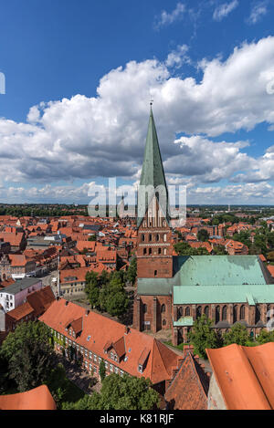 Vue de l'ancien château d'eau à la vieille ville avec Saint-Johniskirche, Lüneburg, Basse-Saxe, Allemagne Banque D'Images