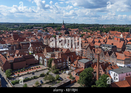 Vue de l'ancien château d'eau à la vieille ville avec St. Michaeliskirche, Lüneburg, Basse-Saxe, Allemagne Banque D'Images