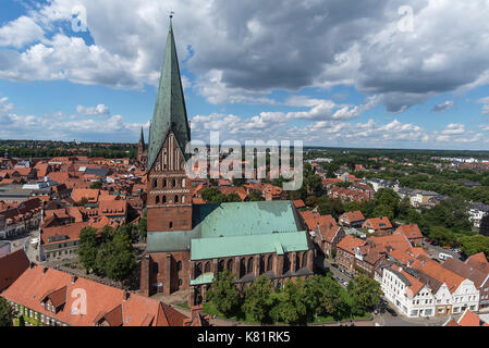 Vue de l'ancien château d'eau à la vieille ville avec Saint-Johniskirche, Lüneburg, Basse-Saxe, Allemagne Banque D'Images