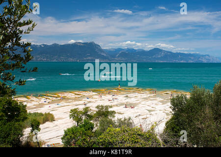 La plage à l'extrémité de Sirmione, Lac de Garde, Italie Banque D'Images