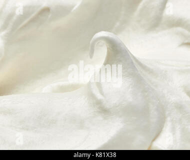 Gros plan d'une crème fouettée isolé sur fond blanc Banque D'Images
