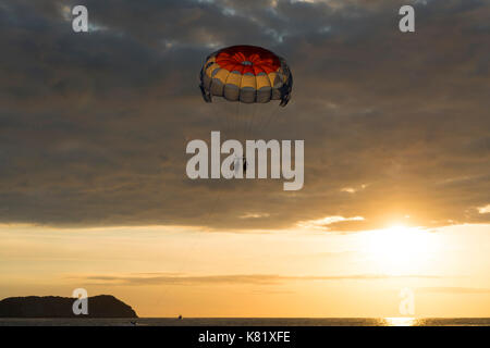 Le parapente au coucher du soleil sur la mer, playa espadilla, parc national Manuel Antonio, Costa Rica Banque D'Images
