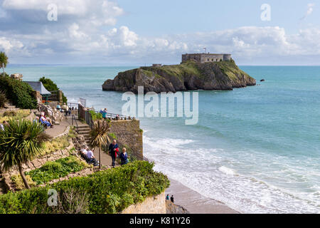 St Catherine's Island est une petite île à marée lié à Tenby dans Pembrokeshire, Pays de Galles, par le Château de plage à marée basse. Banque D'Images