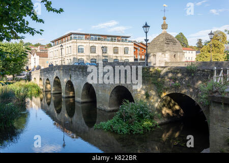 Ville du 13e siècle Pont sur la rivière Avon, Bradford-on-Avon, Wiltshire, Angleterre, Royaume-Uni Banque D'Images