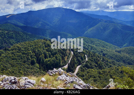 Paysage avec des montagnes de calcaire couvert de forêts de feuillus Banque D'Images