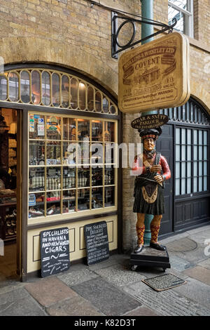 LONDRES, Royaume-Uni - 12 AOÛT 2017 : Segar and Snuff, un magasin indépendant spécialisé de tabac à Covent Garden Banque D'Images