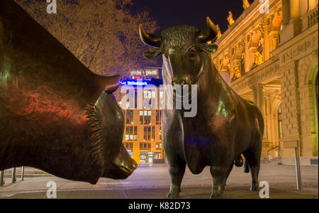Frankfurt am Main Hessen, Allemagne - le 19 janvier 2017 : le taureau et l'ours de statues dans la bourse de Francfort à Francfort en Allemagne. Banque D'Images