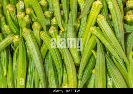 L'okra at farmers market Banque D'Images