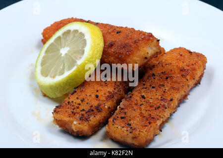 Fischstäbchen knusprig in der pfanne gebraten, bâtonnets de poisson croustillant dans la poêle Banque D'Images