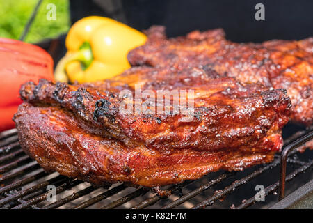 Côtes de porc grillées sur le barbecue grill Banque D'Images