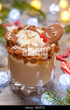 Drunken gingerbread cookie man dans un cocktail de Noël Banque D'Images