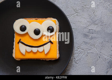 Sandwich amusant pour les enfants déjeuner sur une table Banque D'Images