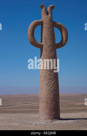 Sculptures connu comme presencias tutelares, dans le désert d'Atacama aux côtés de l'autoroute panaméricaine près d'Arica, au nord du Chili. Banque D'Images