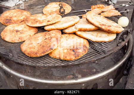 Pita, l'arabe du pain, des pains plats au four sur grill Banque D'Images