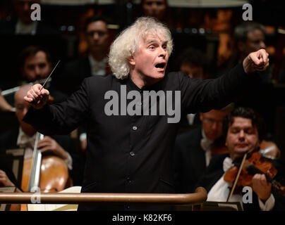 Editorial N'utilisez que sir Simon Rattle effectue des 'berlioz la damnation de Faust' au Barbican dans le cadre de son lancement célébration 'c'est' hochet comme directrice musicale de l'orchestre symphonique de Londres. press association. photo date : dimanche 17 septembre 2017. c'est le hochet s'exécute au Barbican Centre, LSO St Luke's et la Guildhall School's milton court concert hall jusqu'au 24 septembre. crédit photo doit se lire : Doug Peters/pa wire Banque D'Images