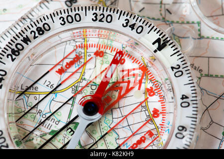 Gros plan d'une carte et boussole Banque D'Images