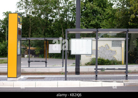 Le nouvel abri de verre d'un arrêt de tram dans une rue. Banque D'Images