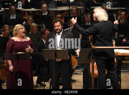 Editorial N'utilisez que sir Simon Rattle procède à karen Cargill et Bryan hymel dans une exécution de la 'la damnation de Faust' au Barbican dans le cadre de son lancement célébration 'c'est' hochet comme directrice musicale de l'orchestre symphonique de Londres. press association. photo date : dimanche 17 septembre 2017. c'est le hochet s'exécute au Barbican Centre, LSO St Luke's et la Guildhall School's milton court concert hall jusqu'au 24 septembre. crédit photo doit se lire : Doug Peters/pa wire Banque D'Images