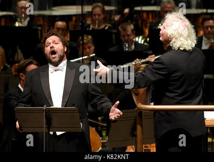 Editorial N'utilisez que sir Simon Rattle dirige bryan hymel dans une exécution de la 'la damnation de Faust' au Barbican dans le cadre de son lancement célébration 'c'est' hochet comme directrice musicale de l'orchestre symphonique de Londres. press association. photo date : dimanche 17 septembre 2017. c'est le hochet s'exécute au Barbican Centre, LSO St Luke's et la Guildhall School's milton court concert hall jusqu'au 24 septembre. crédit photo doit se lire : Doug Peters/pa wire Banque D'Images