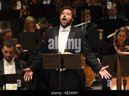 Editorial N'utilisez que Bryan hymel effectue la "berlioz la damnation de Faust' dirigé par sir Simon Rattle au Barbican dans le cadre de son lancement célébration 'c'est' hochet comme directrice musicale de l'orchestre symphonique de Londres. press association. photo date : dimanche 17 septembre 2017. c'est le hochet s'exécute au Barbican Centre, LSO St Luke's et la Guildhall School's milton court concert hall jusqu'au 24 septembre. crédit photo doit se lire : Doug Peters/pa wire Banque D'Images