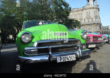 Vintage voitures garées à l'ancienne place de la Havane à Cuba Banque D'Images