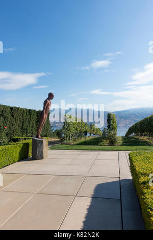 "Rencontrer" par l'artiste islandaise Steinunn Thórarinsdóttir est une sculpture d'une figure se penchant à Mission Hill Winery à Kelowna, BC, Banque D'Images