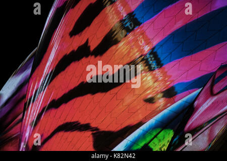 Voile coloré de l'opéra de Sydney pendant la fête des lumières vives Banque D'Images
