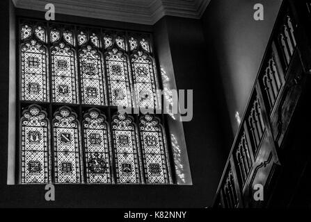 Vue en noir et blanc d'un vitrail et escalier Banque D'Images