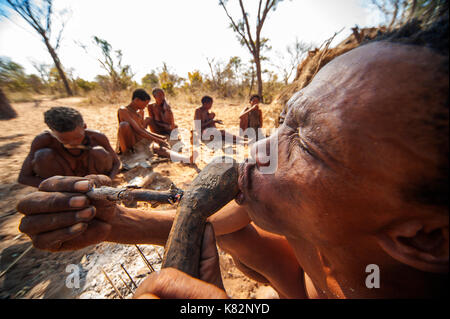 Ju/'hoansi bushmen San ou pipe hunter sur son village à Grashoek. Ils sont membres de plusieurs peuples peuple de chasseurs-cueilleurs, la Namibie Banque D'Images