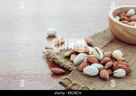 Beaucoup d'amandes sur le sac et un bol. Banque D'Images
