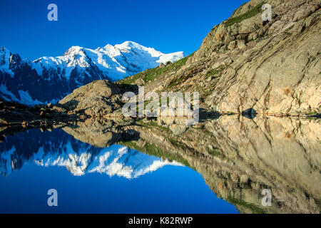 Les cimes enneigées du Mont Blanc se reflètent dans les eaux bleues du lac blanc à l'aube chamonix haute savoie france europe Banque D'Images