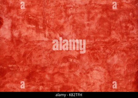 Grunge rouge écarlate des vieux inégale de daub mur de plâtre texture background de taches et de traits de peinture, Close up Banque D'Images