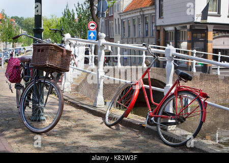 Bicyclettes à proximité d'un canal à Delft aux Pays-Bas Banque D'Images