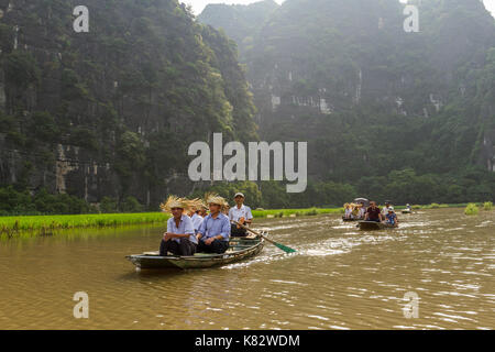 Ninh Binh, Vietnam - 5/6/2016 : bateaux de touristes sur la rivière ngo dong, près de Tam Coc, au village trang un site du patrimoine mondial de l'hôtel à Ninh Binh, Banque D'Images