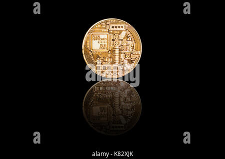 Bitcoin or sur fond noir avec une surface réfléchissante. cryptocurrency bitcoin. Le revers de la médaille, close-up Banque D'Images