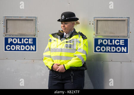 Police à un cordon sur cavendish road, à Sunbury-on-Thames, Surrey, qui en est l'objet à la suite de l'attaque terroriste à parsons green de métro la semaine dernière. Banque D'Images