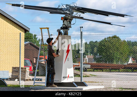 Karlskrona, Suède - août 28, 2017 : la vraie vie de documentaire technicien travaillant sur smartflower solaire de suivi du soleil, levée des fans pour le CAC Banque D'Images
